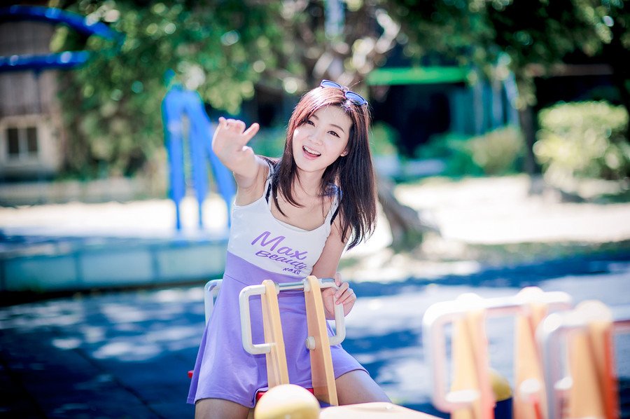 在这里，与各位再共同勉励一次，我们要做聪明的人，做有智慧的人有慈爱又肯诚实对人对己的勇者。就算天大的事情来了，也不逃避它，心平气和地为自己争取最合理的解决之道，不可以做一个弱者，凡是不顺心便跌倒的人是要被社会淘汰的，做一个有弹性的人，当是我们一生追求的目标。——三毛《亲爱的三毛》